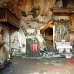 Interno della Grotta Santuario di San Michele Arcangelo a Sant'Angelo a Fasanella (foto dal sito www.prolocosantangeloafasanella.it)