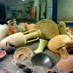 Alcuni reperti desgli scavi per la metropolitana di Napoli, presso la Stazione Neapolis