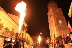 I bruciatori per riscaldare l'aria delle mongolfiere in piazza a Fragneto Monforte