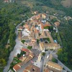 Veduta aerea dalla mongolfiera del borgo sannita di Fragneto Monforte