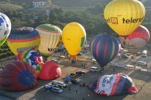 Mongolfiere in decollo al raduno di Fragneto Monforte