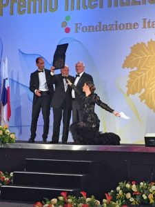 Antonio Caggiano premiato agli Oscar del Vino 2015 (fonte: www.cantinecaggiano.it)