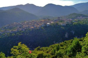 Veduta panoramica del borgo di Castello Matese e del Canyon dell'Inferno