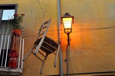 Una delle sedie fluttuanti di "assettati addò vuò", evento a Manocalzati (Av)