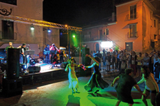 Balli in piazza nel borgo di Prata Principato Ultra (ph Gianfranco Adduci)