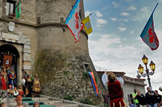 Sbandieratori alla festa Medievalia di Faicchio, nel Sannio