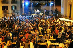 Il Tufo Greco Festival nella piazza centrale del borgo di Tufo, in Irpinia