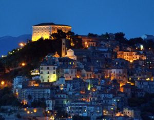Il borgo di Castellabate di notte