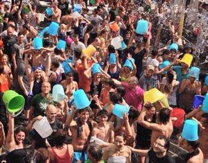 La folla in piazza a Campagna per l'inizio della Chiena