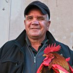 Un ciccianese mostra orgoglioso il suo gallo per la benedizione degli animali (ph Daniele D'Ari)