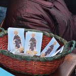 I parrocchiani della Chiesa di San'Antonio a Cicciano raccolgono le offerte in occasione della festa (ph Martina D'Amodio)