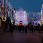 La piazza con la chiesa di Sant'Antonio Abate con le luminarie della festa (ph Daniela Cesarini)