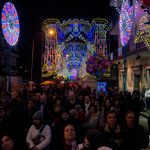 La folla in attesa dell'accensione del focarone di Sant'Antonio Abate a Cicciano (ph Gianfranco Adduci)