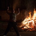 Bambini di Cicciano giocano intorno al falò di Sant'Antonio Abate (ph Daniele D'Ari)