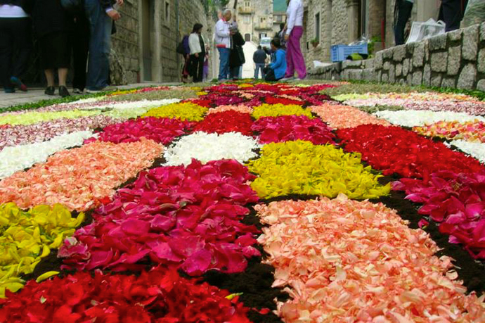 Una via del borgo di Cusano Mutri durante l'Infiorata del Corpus Domini (ph Benedetto Pistoia)