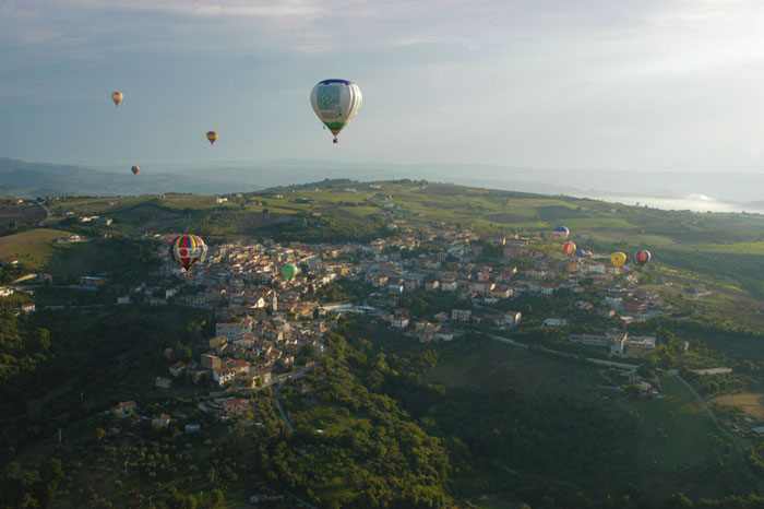 "Balloon1" di giancarlo di tocco. Con licenza CC BY-SA 3.0 tramite Wikimedia Commons. - http://commons.wikimedia.org/wiki/File:Balloon1.jpg#/media/File:Balloon1.jpg / increased vividness - modified version by gianfranco adduci licensed under the CC BY-SA 3.0