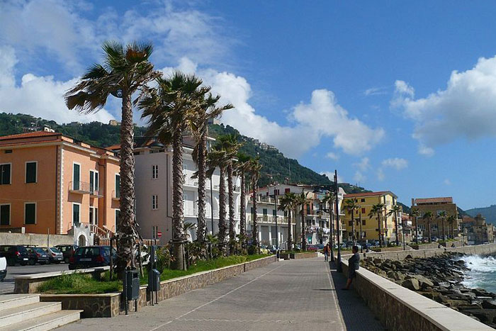 Il Lungomare De Simone a Santa Maria di Castellabate, in Cilento