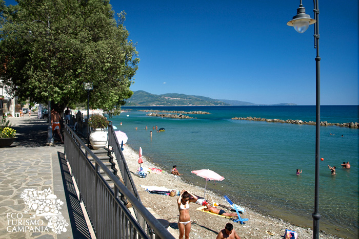 Panorama della spiaggia e del lungomare di Pollica (SA), nel Cilento (ph Gianfranco Adduci)