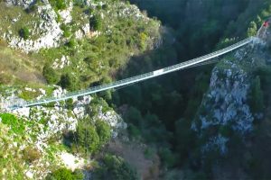 panorama del ponte tibetano di Laviano