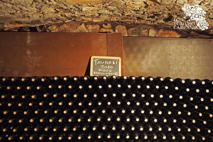 Le bottiglie di Taurasi Macchia dei Goti 2010 nelle Cantine Caggiano (ph Gianfranco Adduci)