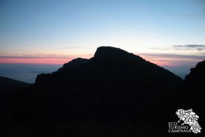 Il profilo della "Punta Nasone", vetta del Monte Somma, al tramonto (ph Umberto Saetta)