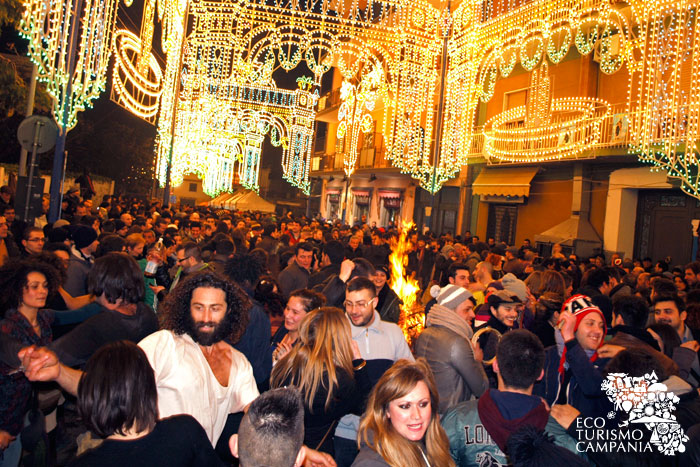 Festa di Sant'Antonio a Cicciano, tammurriata intorno al falò (ph Gianfranco Adduci)