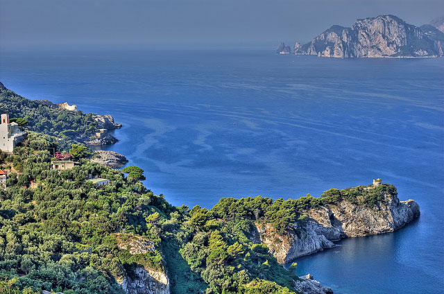 Panorama di Punta Campanella e Capri (foto di Chris Battaglia)
