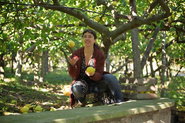 Sofia de Capoa nel suo limoneto ecosostenibile a Napoli