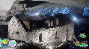 Interno della grotta di San Michele ad Olevano sul Tusciano (foto di Andrea Perciato)