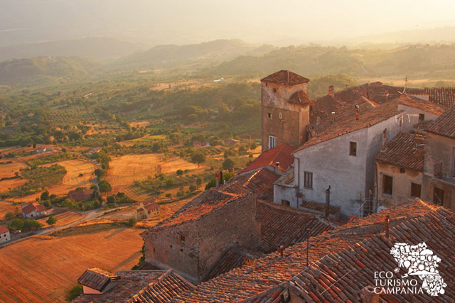 Tramonto sul borgo di Caggiano visto dal Castello (ph Gianfranco Adduci)