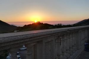 Tramonto sul belvedere della Cappella di Santa Maria del Castello, a Vico Equense