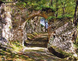 Castello di Serino, sentiero Canale