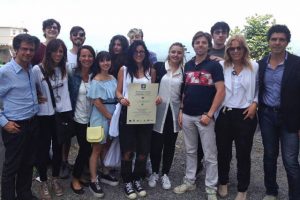 I ragazzi del Liceo Artistico del Suor Orsola Benincasa con il premio Giovani della Campania per l'Europa