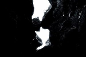 Il "bacio nella roccia" fra le lave del Vesuvio