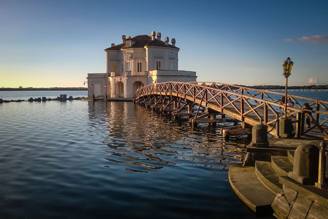 La Casina Vanvitelliana sul lago Fusaro, Bacoli ((foto-da-wikimedia.com, utente N i c o la)