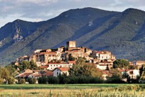 Il borgo di Pietramelara con il Monte Maggiore