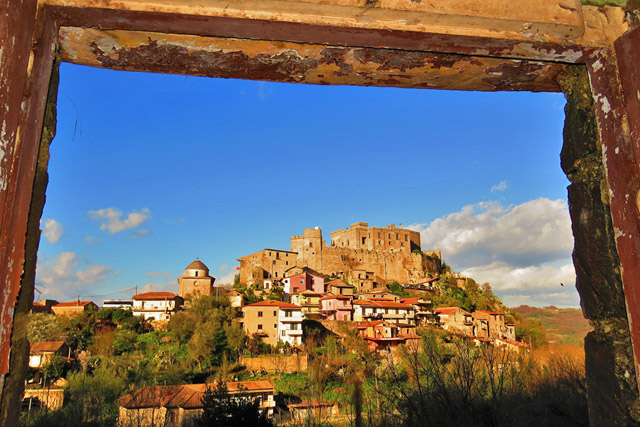 Panorama del borgo di Limatola con il Castello (foto di Gianfranco Vitolo)