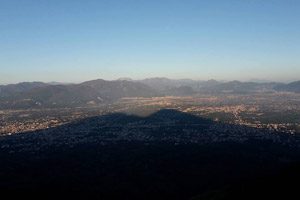 L'ombra del Somma Vesuvio sulla Piana Campana