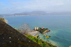 La spiaggia della fortezza a Baia