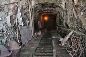 Tipica grotta a cesa per la conservazione del vino Asprinio