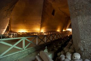 Navata del Cimitero delle Fontanelle a Napoli 