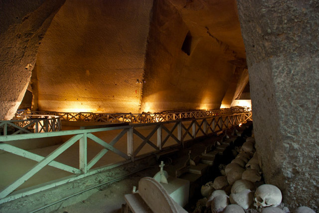 Navata del Cimitero delle Fontanelle a Napoli