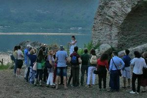 in visita al tempio di Apollo sulle rive del lago Averno