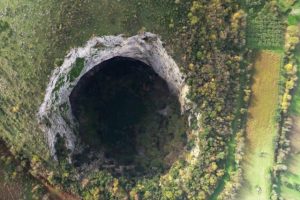 La dolina "Comola" grande di Castel Morrone