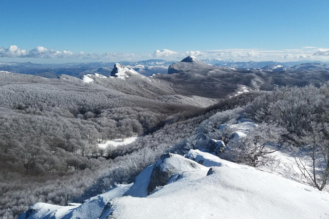 Panorama Alburni innevati (foto di Alburni Trekking)