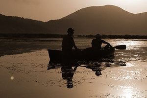 In canoa al tramonto sul Lago Matese