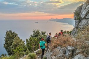 trekking al tramonto sul Sentiero degli Dei