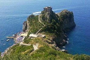 Il Capo di Conca dei Marini con la torre